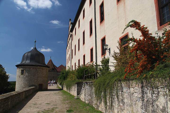 eu_de_wuerzburg_marienberg_006.jpg - An der Mauer der Festung Marienberg zu Wrzburg