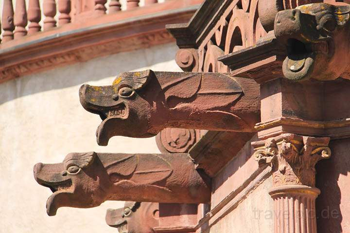 eu_de_wuerzburg_marienberg_009.jpg - Verzierungen im Innehof der Wrzburger Marienbergfestung