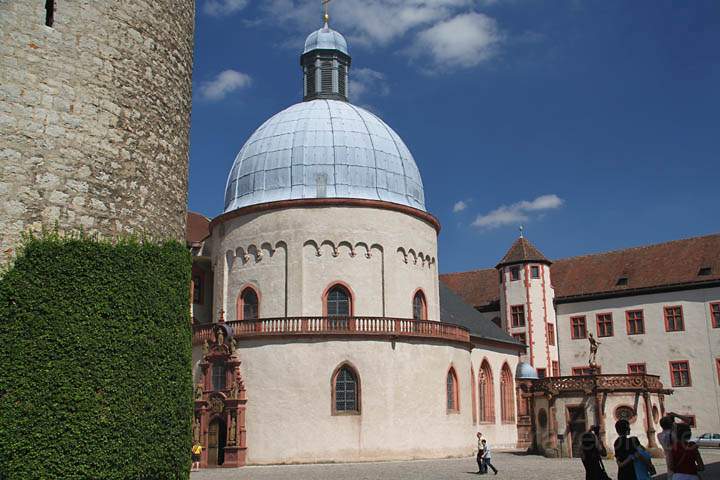 eu_de_wuerzburg_marienberg_010.jpg - Der Brunnentempel im Innenhof der Festung Marienberg