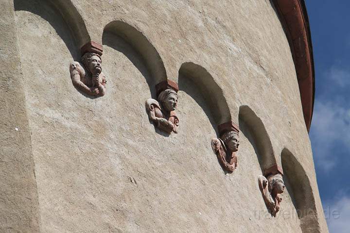 eu_de_wuerzburg_marienberg_011.jpg - Verzierungen am Brunnentempel der Marienburg Wrzburg