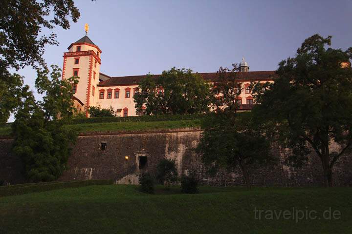 eu_de_wuerzburg_marienberg_020.jpg - Die Burgfestung vom Fuweg zur Stadt gesehen