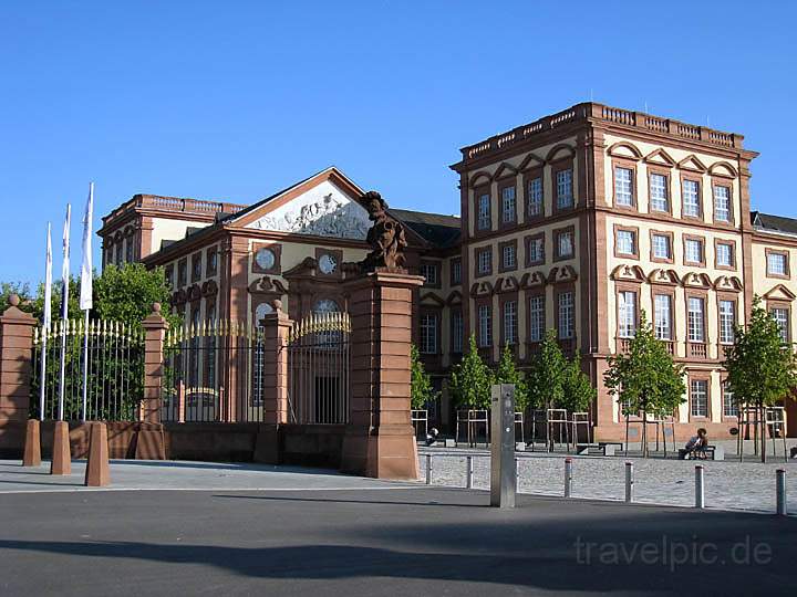 eu_de_mannheim_001.jpg - Der Eingang und Ostflgel des im Barockstil erbauten Mannheimer Schloss