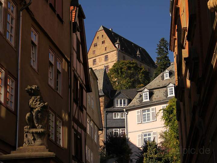 eu_de_marburg_006.jpg - Blick von den engen Gassen der Oberstadt auf das Schlo von Marburg