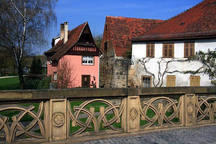 eu_de_oehringen_005.jpg - Eine Brcke in der Altstadt der groen Kreisstadt hringen im Hohenlohekreis