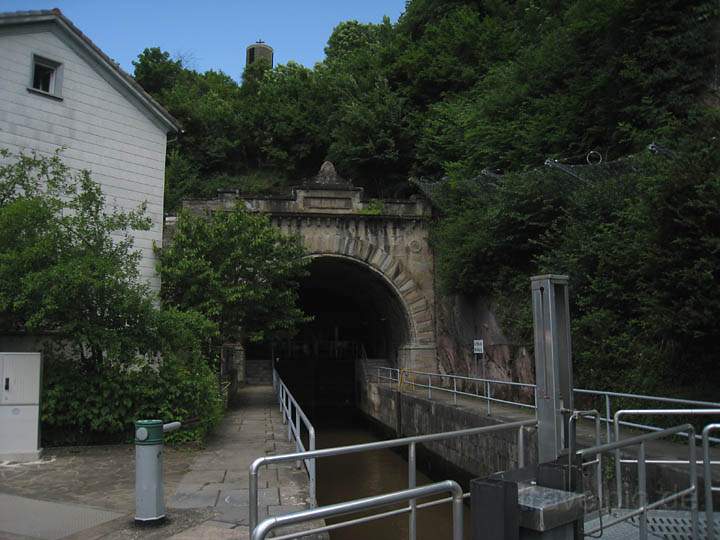 eu_de_weilburg_008.jpg - Die durch den Berg fhrende Schleue in Weilburg an der Lahn