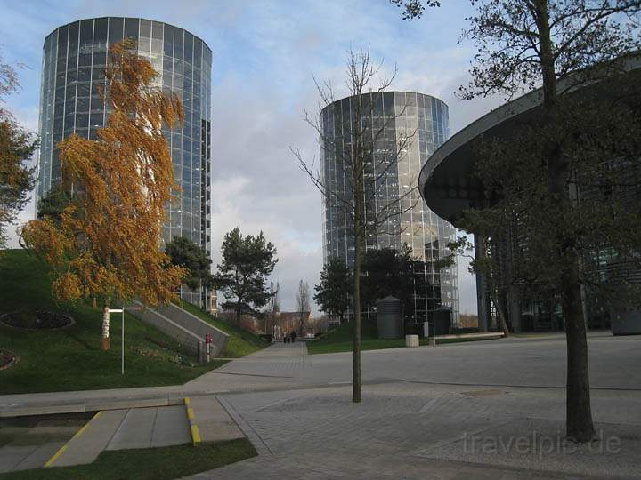 eu_de_wolfsburg_autostadt_005.jpg - Die beiden Autotrme und das Abholcenter in der Autostadt