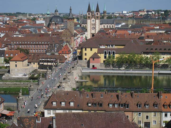 eu_de_wuerzburg_002.jpg - Blick ber die alte Mainbrcke in die Innenstadt von Wrzburg