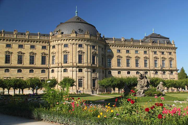 eu_de_wuerzburg_018.jpg - Die berhmte Wrzburger Residenz mit Hofgarten und Residenzplatz.