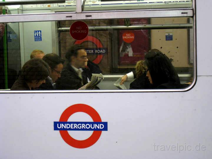 eu_gb_london_003.jpg - Die berhmte Londoner Metro ist bekannt unter dem Namen "The Tube"