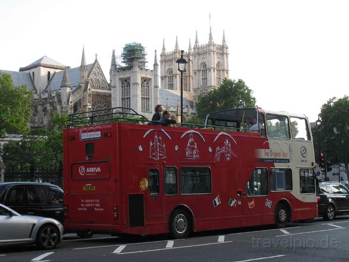 eu_gb_london_006.jpg - Ein doppelstckiger roter Bus vor der Westminster Abbey