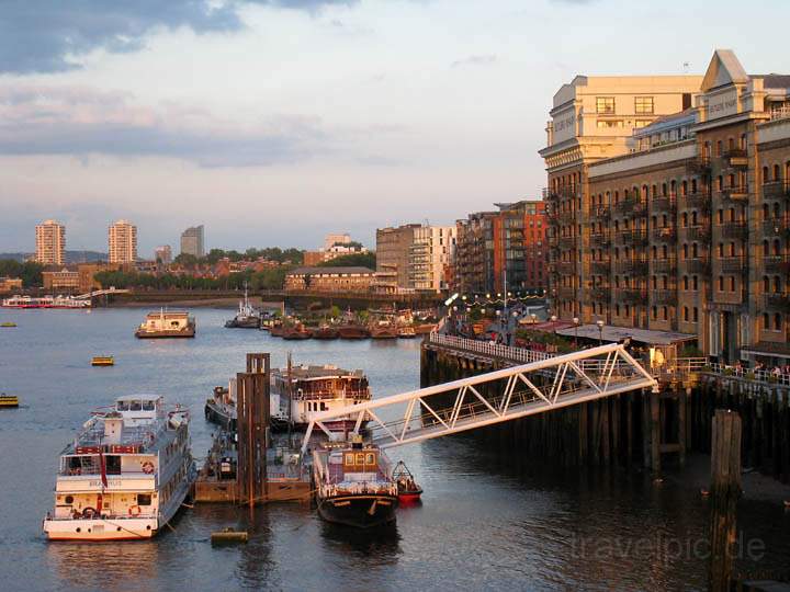 eu_gb_london_016.jpg - Blick von der Tower Bridge entlang der Themse