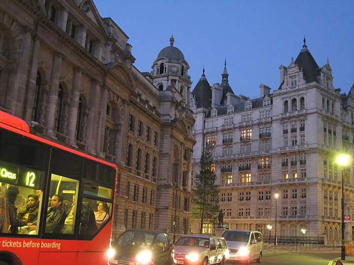 eu_gb_london_037.jpg - Blick in die Horse Guards Ave. in London