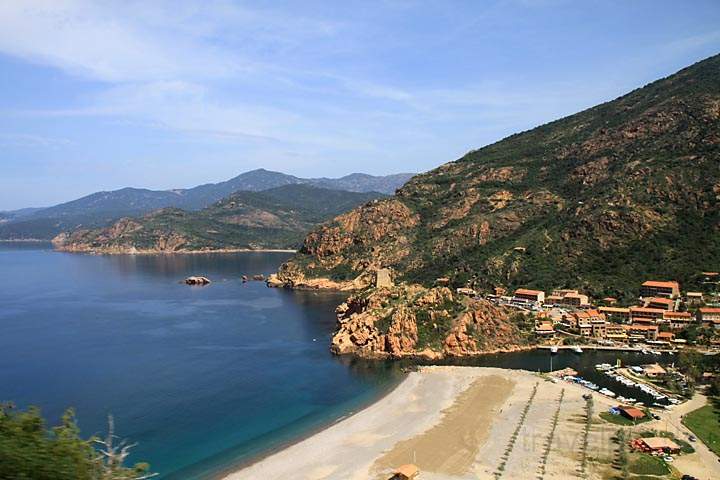 eu_fr_korsika_IMG_3118.jpg - Blick auf die Bucht von Porto mit Turm und Sandstrand, Westkorsika