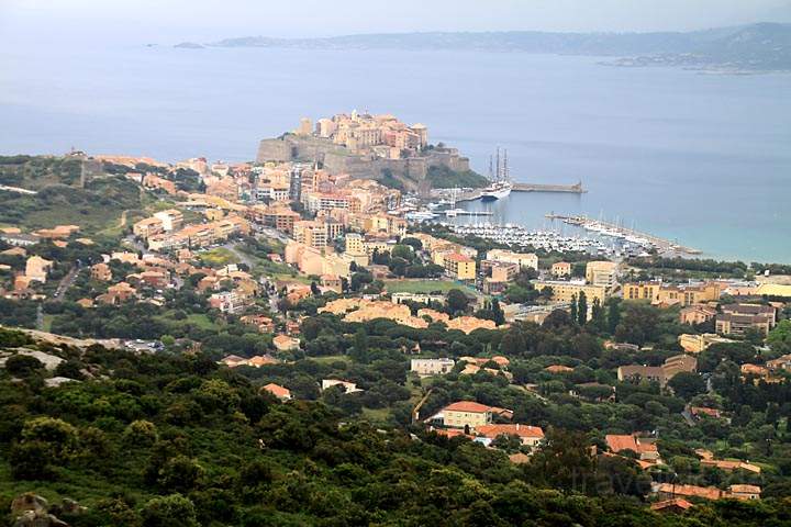 eu_fr_korsika_IMG_3750.jpg - Blick auf Calvi vom Aussichtspunkt "Notre Dame de la Serra"