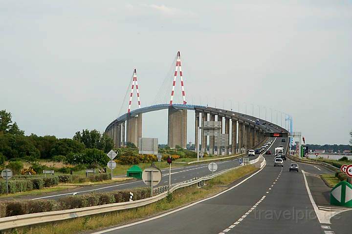 eu_fr_loire_tal_001.jpg - Brcke ber das Loire-Mndungsdelta bei St. Nazaire