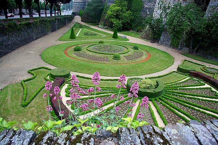 eu_fr_loire_tal_004.jpg - Blick in den Schlogarten vom Schlo Angers in Angers, Loiretal