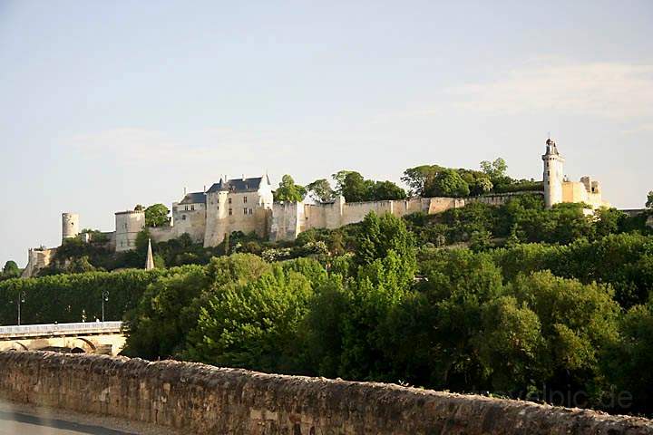 eu_fr_loire_tal_007.jpg - Die langgezogene Burganlage von Schlo Chinon in Chinon an der Loire