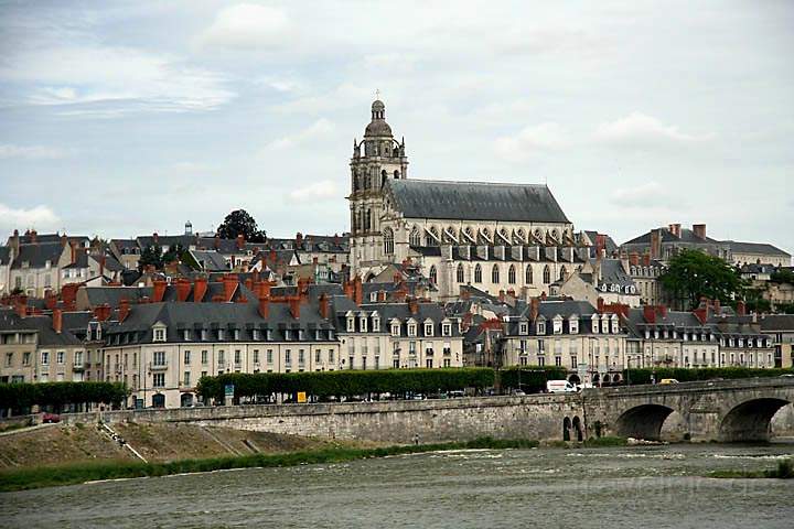 eu_fr_loire_tal_017.jpg - Blick ber die Loire nach Blois und Schlo Blois