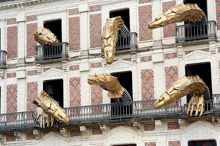 eu_fr_loire_tal_019.jpg - Blecherne Dinosaurier schauen aus der Haus der Magie in Blois