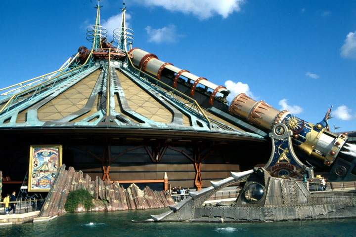 eu_fr_paris_004.JPG - Die Rampe der Attraktion Space Mountain im Disneyland Paris