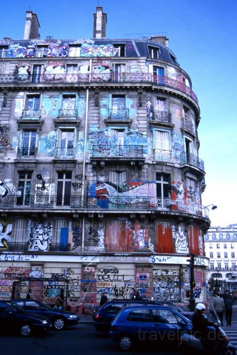 eu_fr_paris_011.JPG - Ein Grafitti-Gebude beim Centre Pompidou in Paris