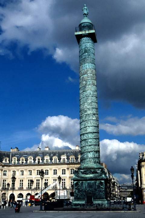 eu_fr_paris_013.JPG - Die 44m hohe Siegessule am Place Vendome in Paris