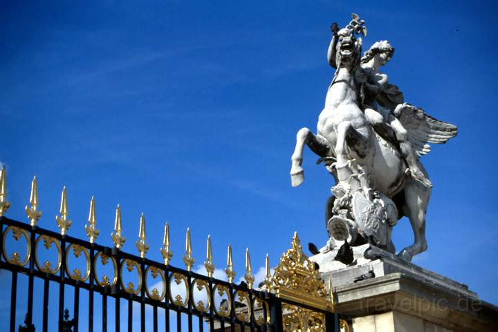 eu_fr_paris_015.JPG - Detailreichtum an den Fassaden und Zunen entlang der Seine in Paris