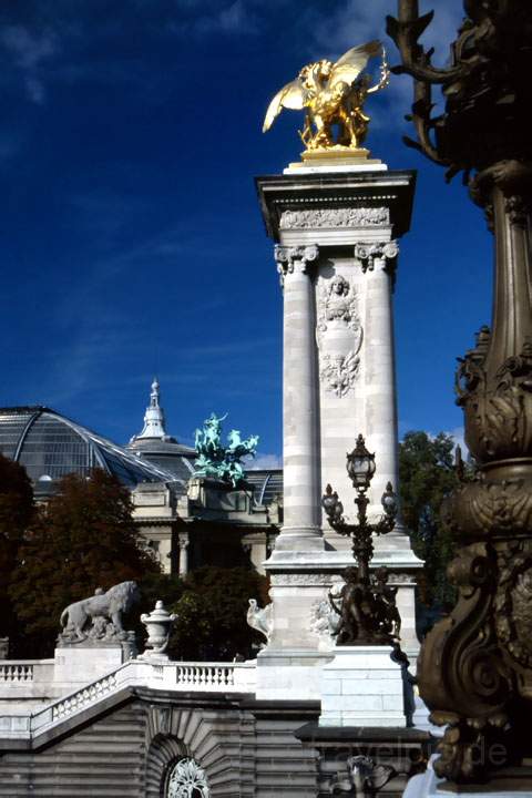 eu_fr_paris_016.JPG - Eine Fassade einer Brcke ber die Seine in Paris