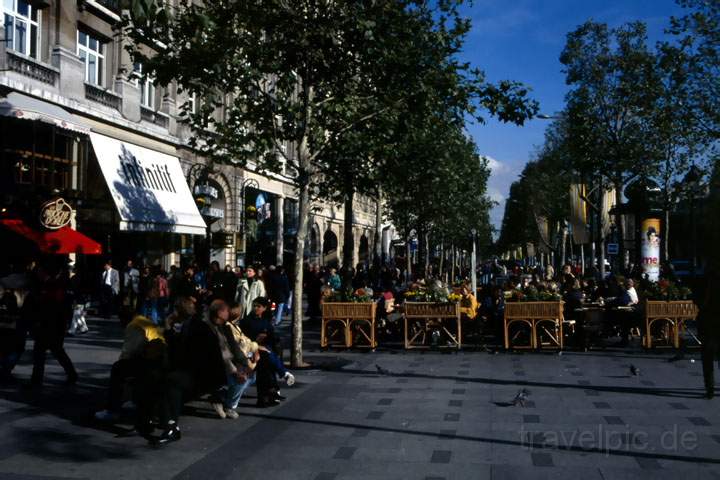 eu_fr_paris_017.JPG - Straencafs auf der breiten Fugngerzone des Champs d'Elyse in Paris