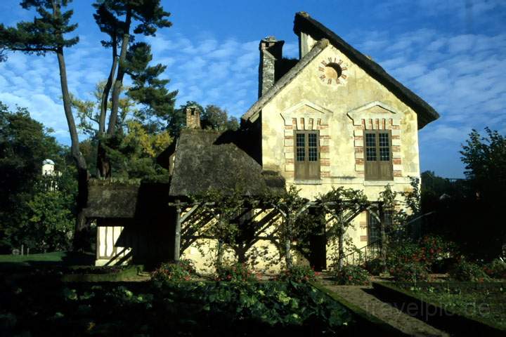 eu_fr_paris_023.JPG - Das Liebeshaus der Knigin im Schlosspark von Versailles in Paris