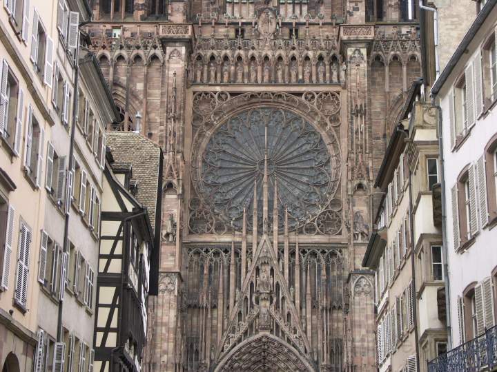 eu_fr_strassburg_006.JPG - Fachwerkhuser und Dom in der Innenstadt von Straburg im Elsa, Frankreich