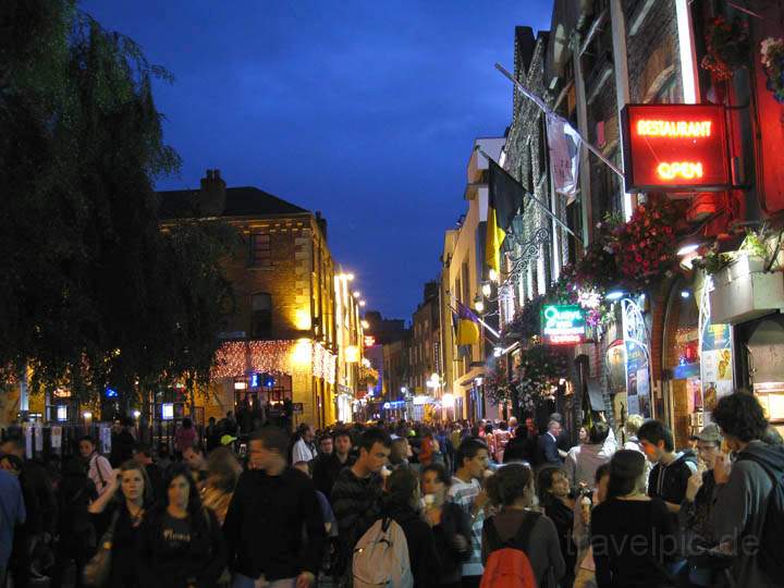 eu_ie_dublin_003.jpg - Am Wochenende wird in Temple Bar die Nacht zum Tag gemacht