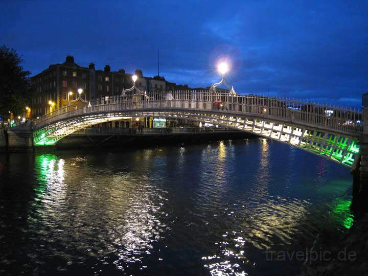 eu_ie_dublin_004.jpg - Die Ha'penny Bridge ber den Flu Liffey in Dublin