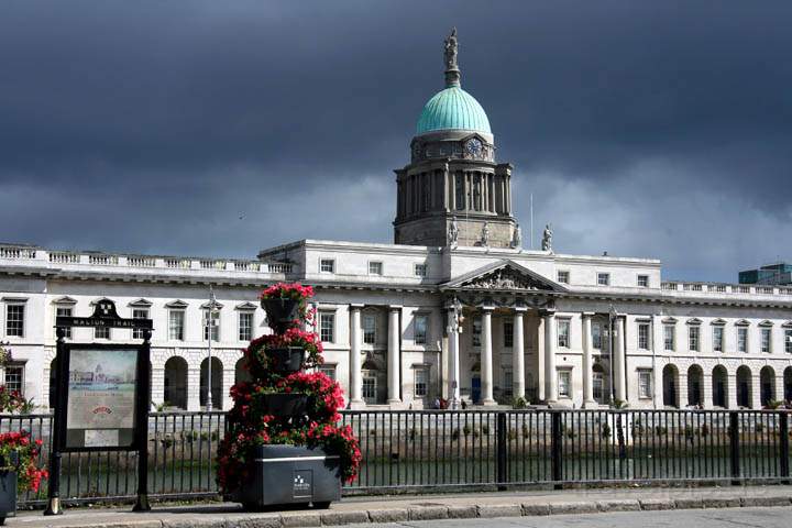 eu_ie_dublin_006.jpg - Das Custom House gegenber der Tara Station in Dublin