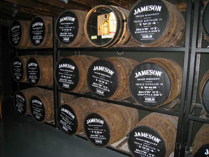 eu_ie_dublin_016.jpg - Alte Whiskey-Fsser in der Old Jameson Distillery