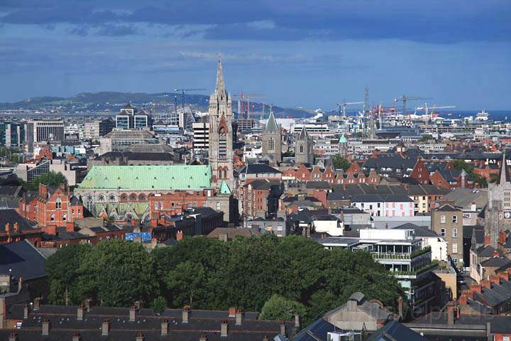 eu_ie_dublin_021.jpg - Ausblick von der Gravity Bar auf die 1860 erbaute Kirche St. Augustine & St. John