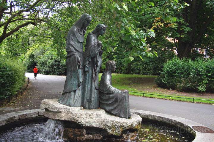 eu_ie_dublin_038.jpg - Eine Statue im schnen und weitlufigen St. Stephen's Park