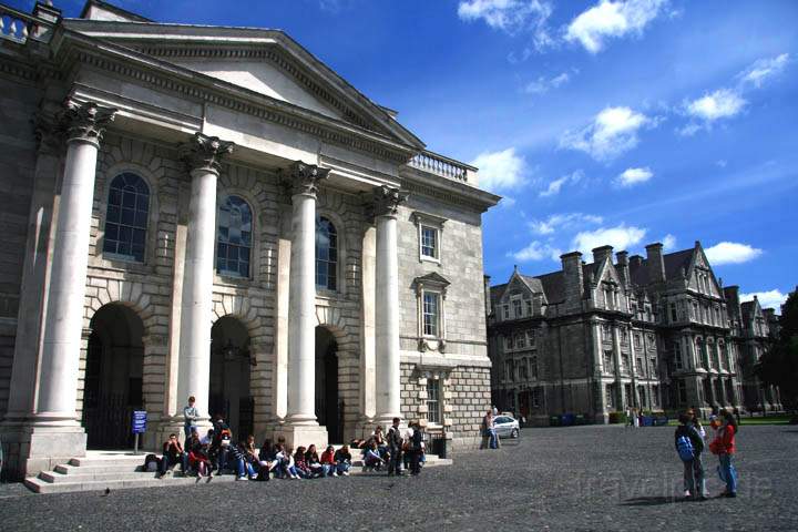 eu_ie_dublin_047.jpg - Der groe Platz am berhmten Trinity Collage zu Dublin