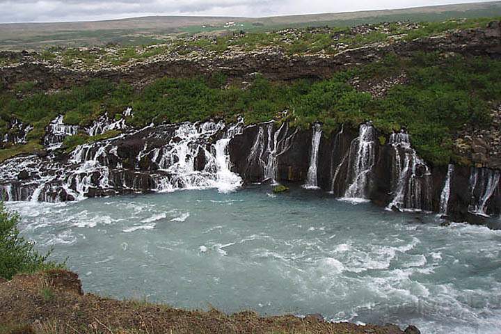 eu_island_013.jpg - Der Lava-Wasserfall Hraunfoss bei Reykholt im Nordwesten von Island