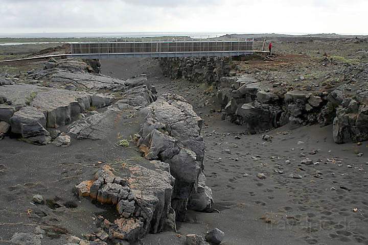 eu_island_020.jpg - Die Brcke zwischen zwei den Kontinenten Europa und Nordamerika bei Stora Sandvik