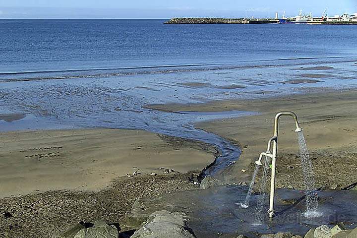 eu_island_027.jpg - Eine heie Dusche am Strand von Akranes im Westen von Island