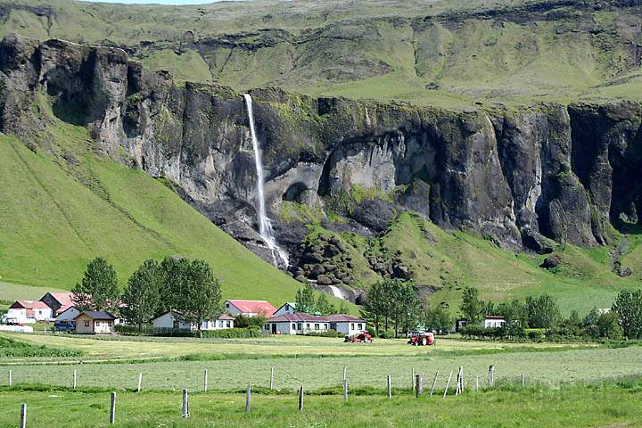 eu_island_035.jpg - Hof zu Fen einer vorzeitlichen Steilkste bei Kirkjubjarklaustur