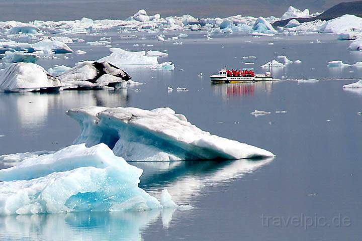 eu_island_039.jpg - Amphibienboot zwischen Eisschollen auf der Lagune Jkulsarlon