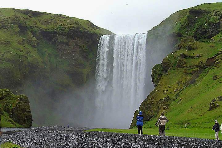 eu_island_048.jpg - Der eindrucksvolle Wasserfall Skogafoss im Sden von Island