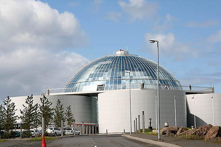 eu_island_052.jpg - Heiwasserbehlter mit Glaskuppel in Perlan, Reykjavik