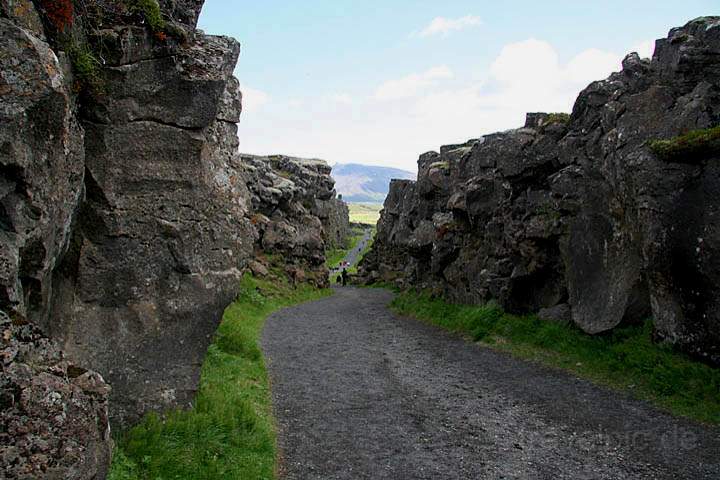 eu_island_053.jpg - Begehbarer Graben im Nationalpark Pingvellir zwischen Eurasien und Amerika