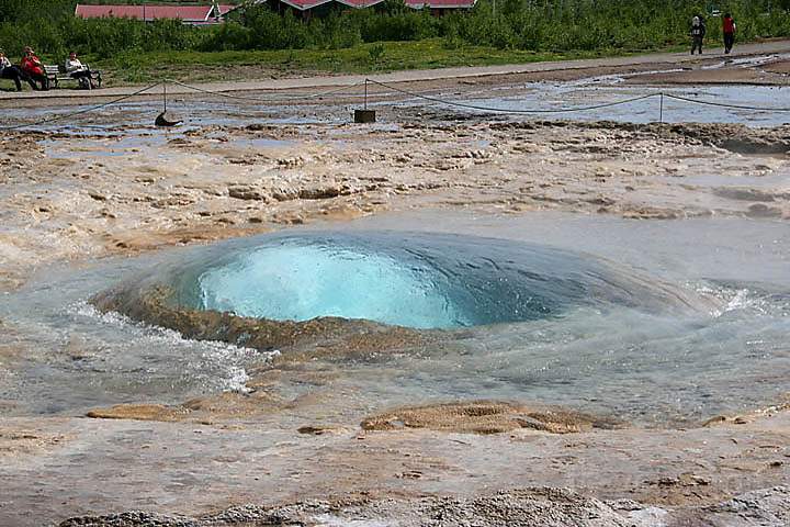 eu_island_054.jpg - Geysir Stokkur bei Haukadalur kurz vor dem Ausbruch