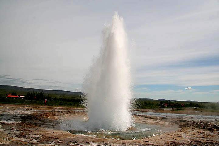 eu_island_055.jpg - Geysir Stokkur im Sdwesten von Island beim Ausbruch