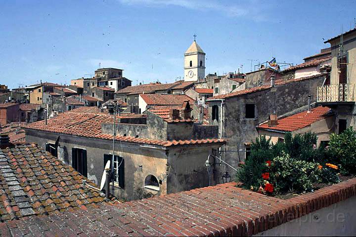 eu_it_elba_011.jpg - Aussicht auf das Bergdorf Capoloveri