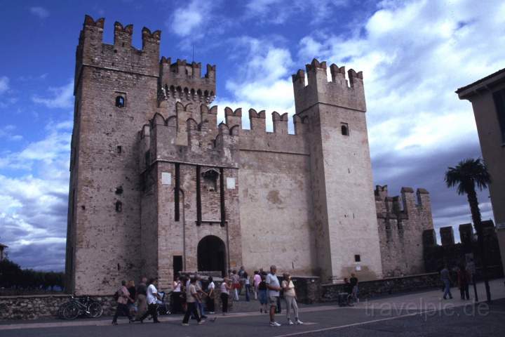 eu_it_gardasee_002.JPG - Das Castell von Sirmione am Gardasee, Italien